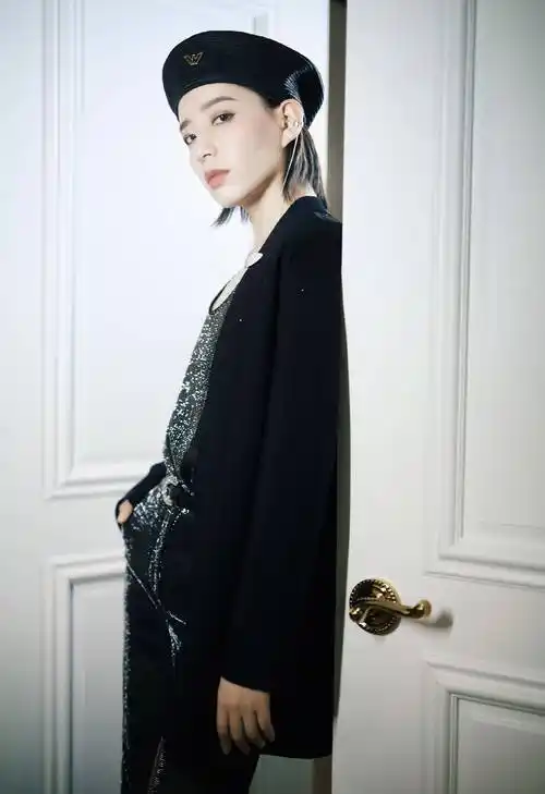 李斯丹妮被容祖儿赞好看,帅酷风造型太抓人,中二性格圈粉无数