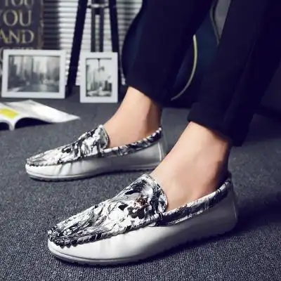 穿豆豆鞋的男生头像