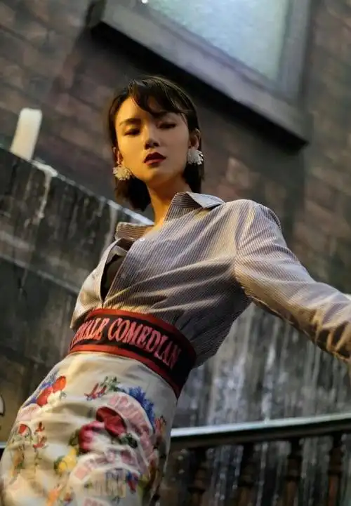 张婉清街拍写真