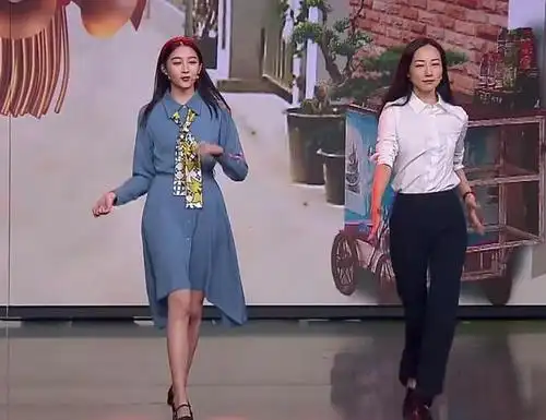 韩雪和关晓彤同台走秀,两人相差2cm,谁的"腿长"一目了然