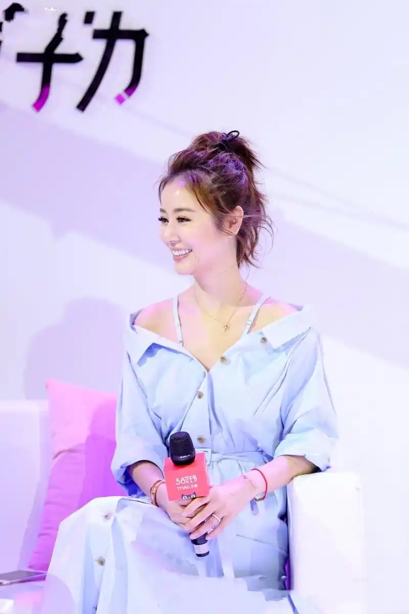 林心如扎半丸子头减龄效果反而翻倍,穿粉衣不像43岁_发型