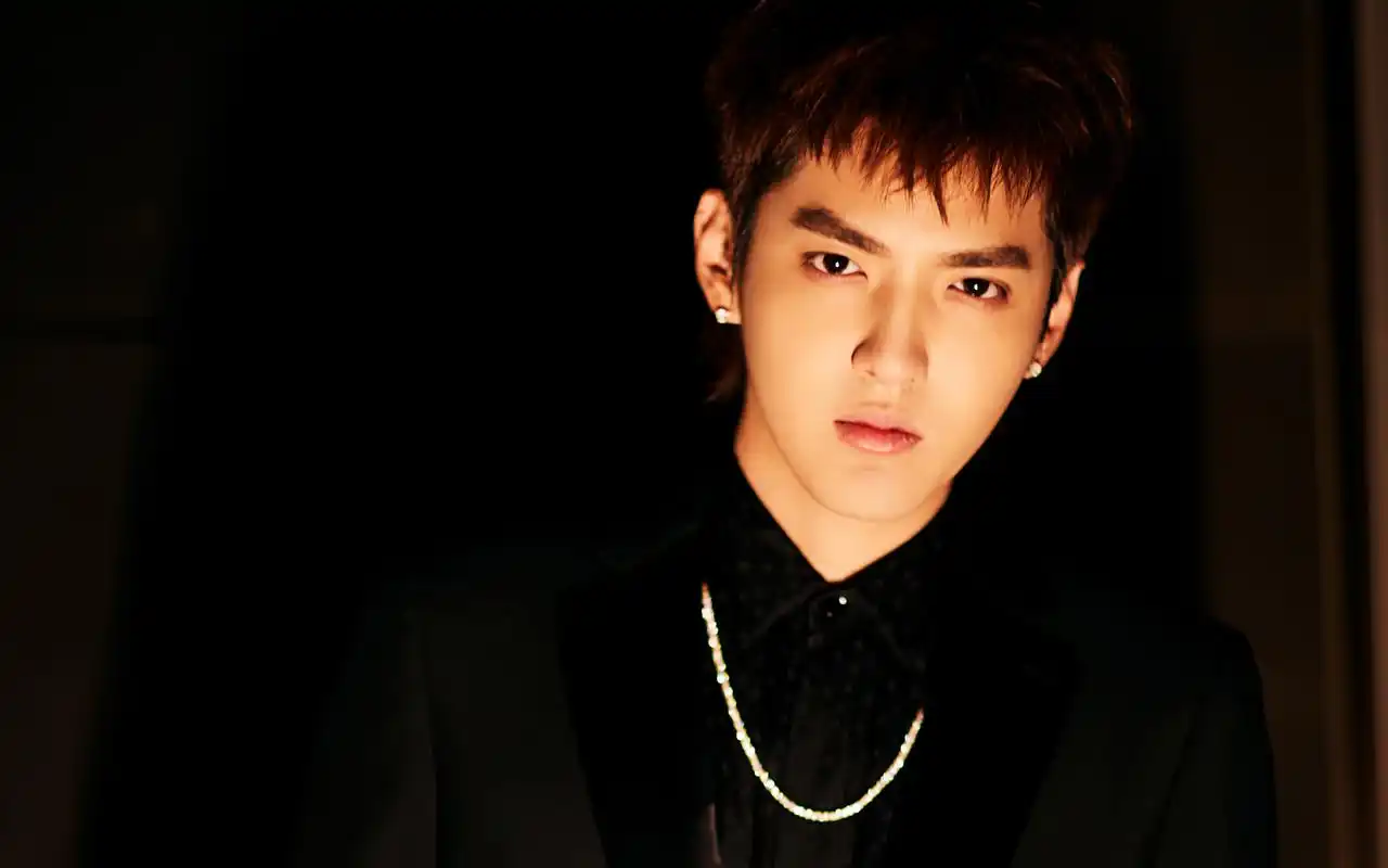 吴亦凡黑色西装帅气图片壁纸