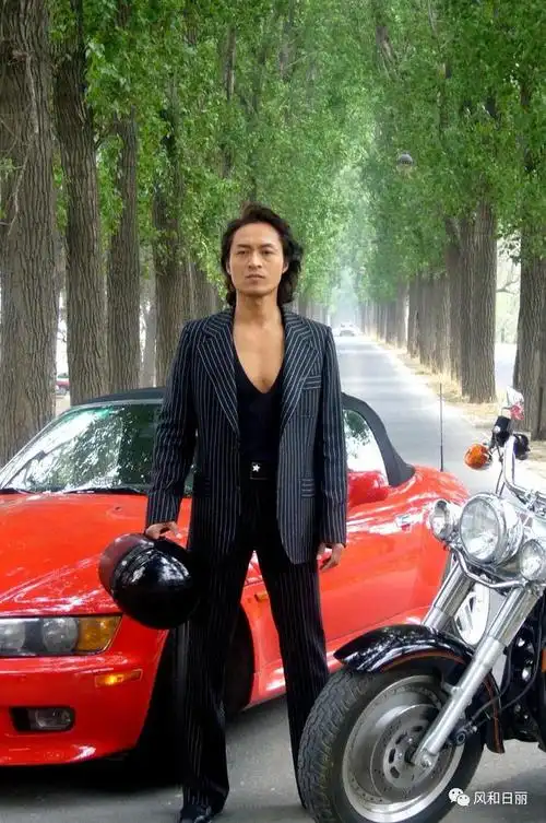 61岁马景涛身穿破洞牛仔裤宣传新片,腿部线条优美,爱美之心不减|内搭|