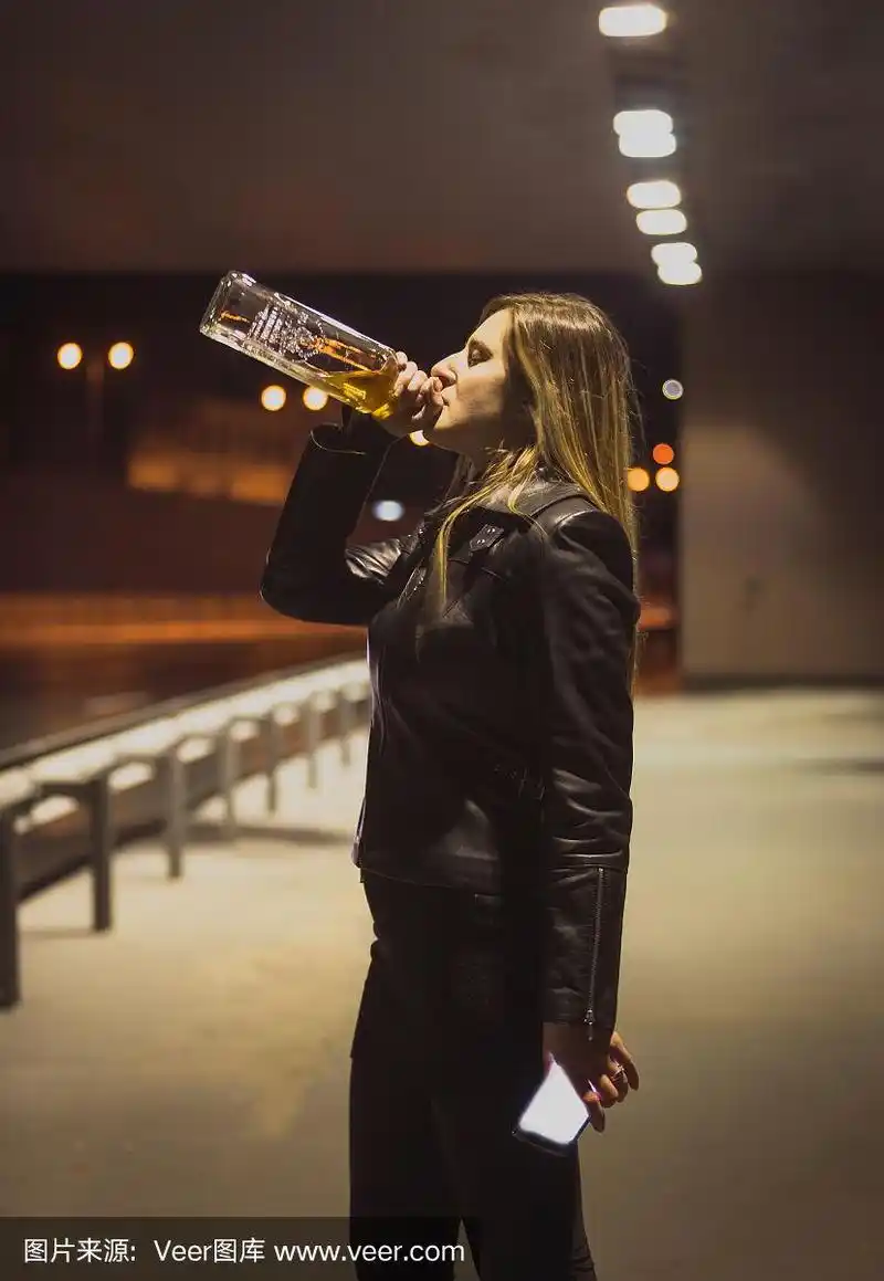 忧郁女人晚上在街上喝酒的肖像