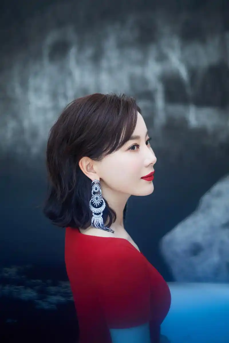 美数一袭红色收腰鱼尾裙搭配复古镂空花纹手包,长款