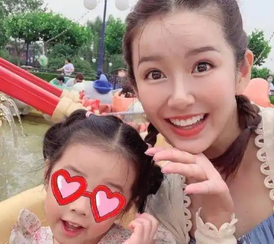 原创陈赫和老婆分隔两地张子萱晒同事视角逛街照哭诉想回家