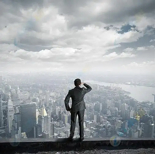 西装男子背影与城市高楼景观高清图片下载