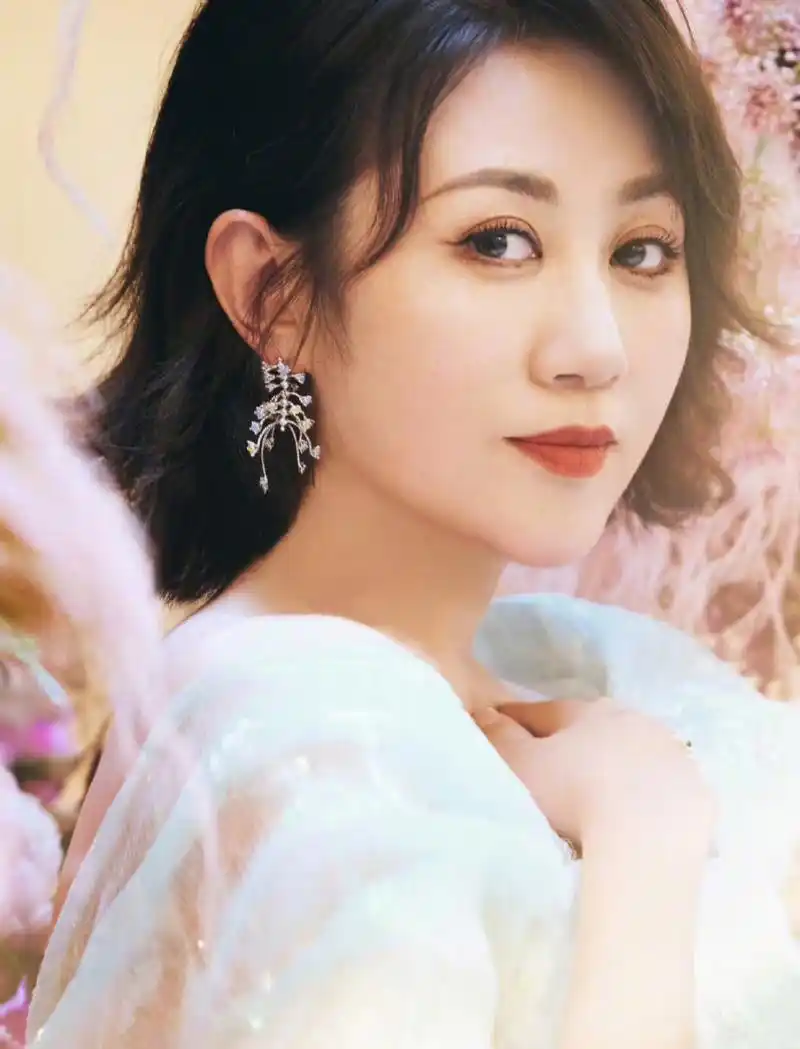 马丽晒41岁生日照,换上礼服,做了发型,再佩戴首饰,往日搞笑女星也展示