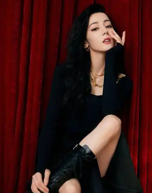 原创迪丽热巴的腿看着真细长筒的靴子也能穿得进真让人羡慕