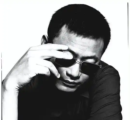 王家卫:一个人的电影_墨镜_香港_观众