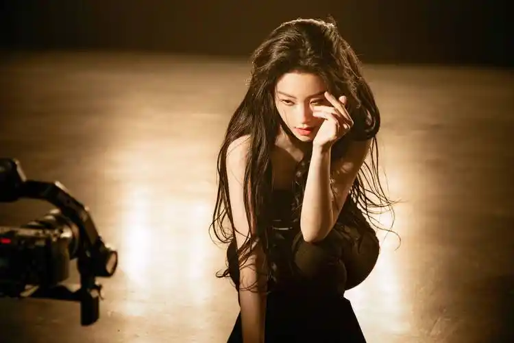 喻言翻跳hush惊艳侧拍神图合集喻言光影中热舞身材性感舞姿火辣