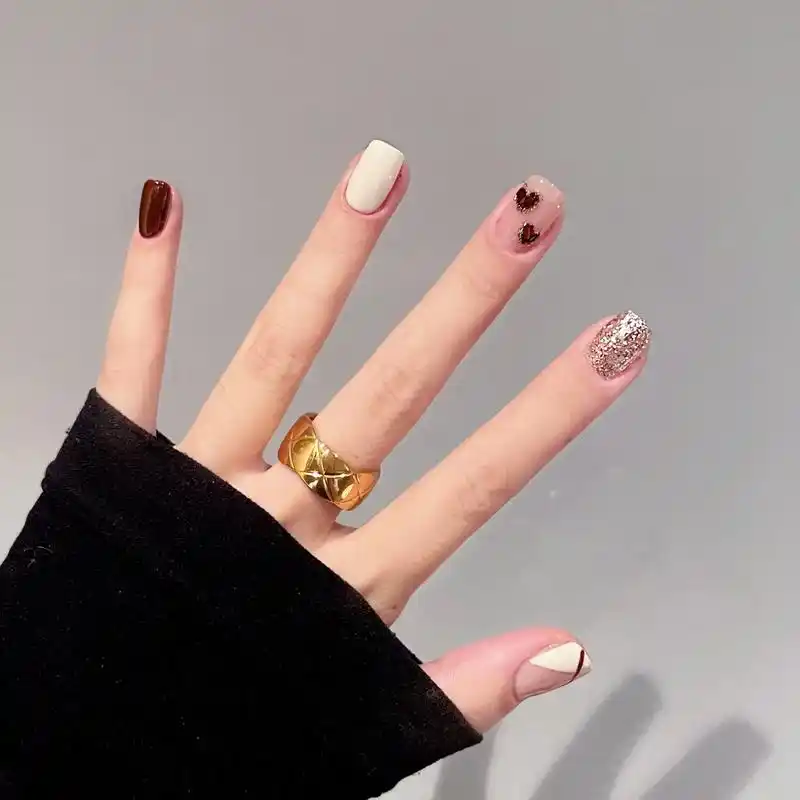 初秋的另一款美甲来啦  简简单单款式还是那么耐看.黄黑皮放心 - 抖音