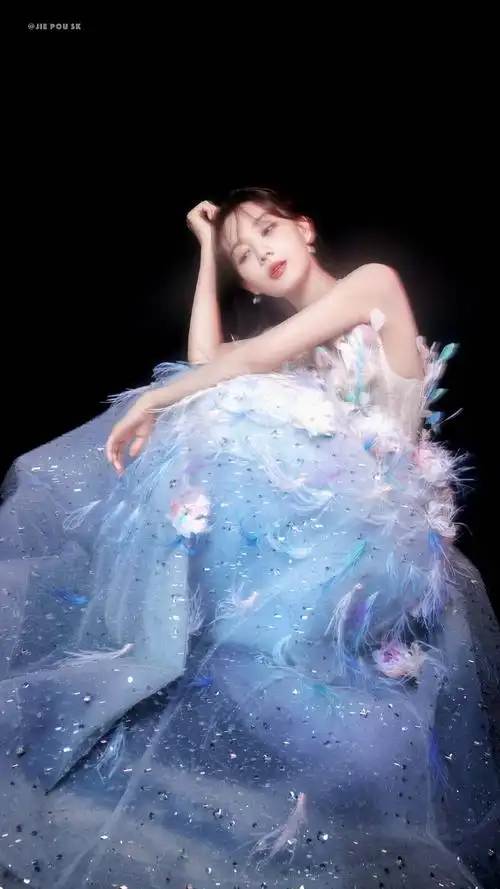 看见李一桐一次就陷入爱河一次,这次婚纱造型又轻轻把我秒了,这就是