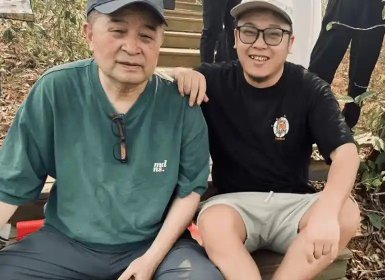 65岁毕福剑现状,满脸老年斑,两鬓斑白,已经和普通大爷没两样了