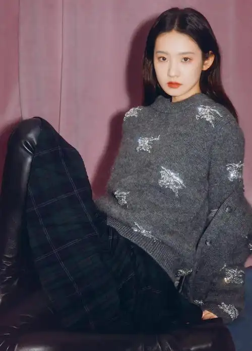 张艺凡帷幕闪光写真,穿吊带抹胸裙张扬热烈,楚楚动人!