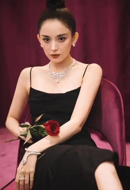 古力娜扎写真大放异彩,白皙肌肤美貌惊艳!网友:下一个范冰冰?