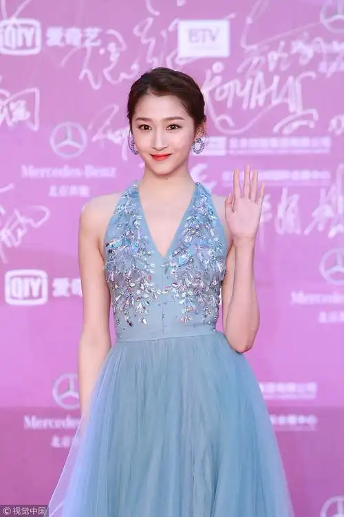 关晓彤身穿珊瑚蓝薄纱长裙亮相第8届北京国际电影节闭幕式红毯礼zt