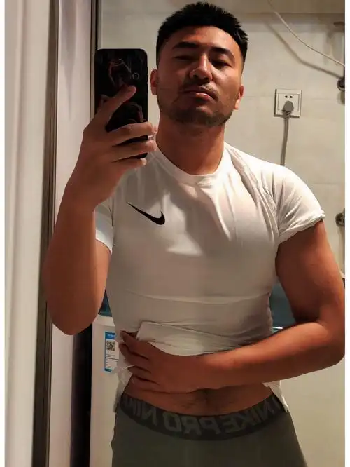 我发现男人很适合穿灰色和白色!#叔叔 #大胡子  #腹毛