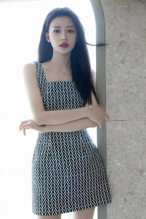 肩宽骨架小的女明星(有一张萌妹脸偏偏身高超过170)(19)