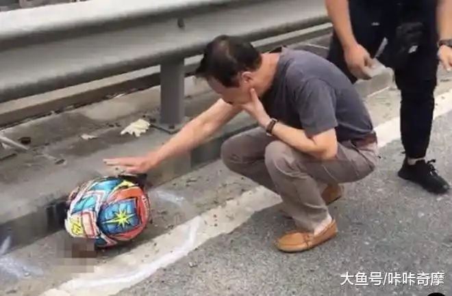 的栏杆铁板,快速冲击之下,导致戴着全套式头盔的头部,被切掉落在地上