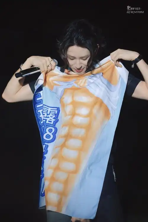 音乐上##小鬼王琳凯深圳科罗娜音乐节##小鬼王琳凯音乐节露58块腹肌