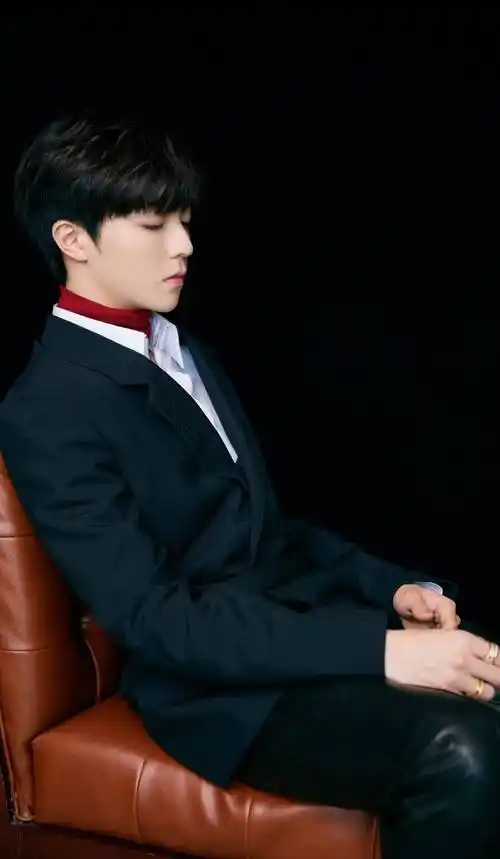 陈立农西装真的又man又帅,深色儒雅 浅色浪漫又文艺,少年感十足_黑色