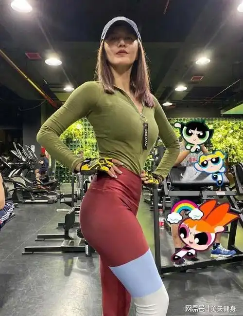 歌手谭维维健身房秀腹肌37岁宛如少女好身材一览无遗