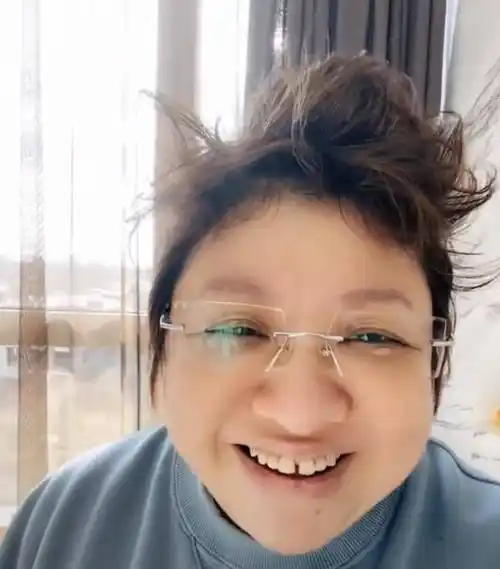 韩红自曝感染新冠第三天,发型凌乱状态憔悴,仍有说有笑心态乐观_症状