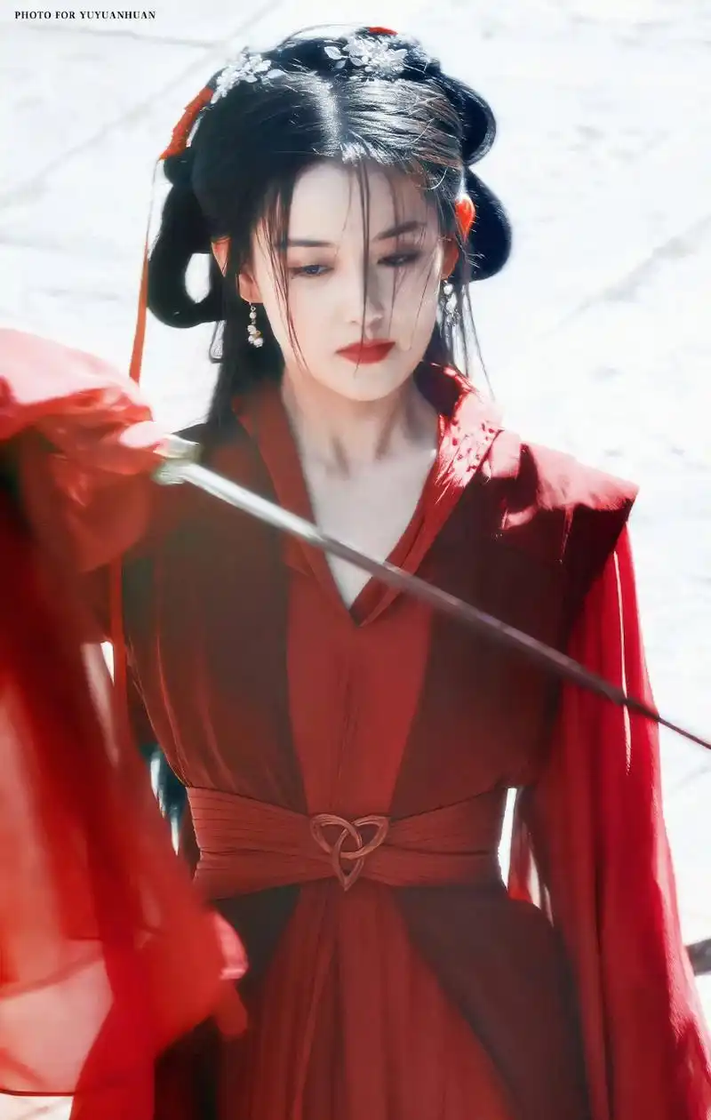 蒋依依在综艺《一拍即合的我们》里面的红衣古装扮相太美了,她好适合