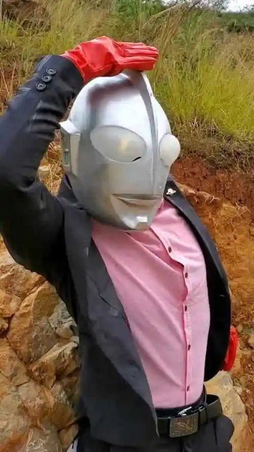 当奥特曼穿上西装后,会是这个样子,看着简直太另类了