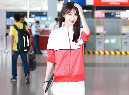 李菲儿穿"一抹红"变清爽运动girl 红唇娇艳美腿青春洋溢_网易订阅