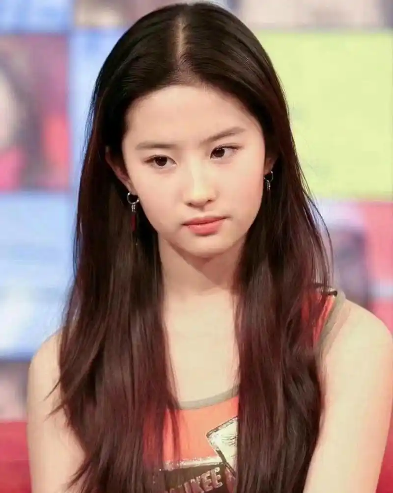 年轻时的刘亦菲笑起来温暖又纯真,傻傻的却又不失灵气,即使你上一秒