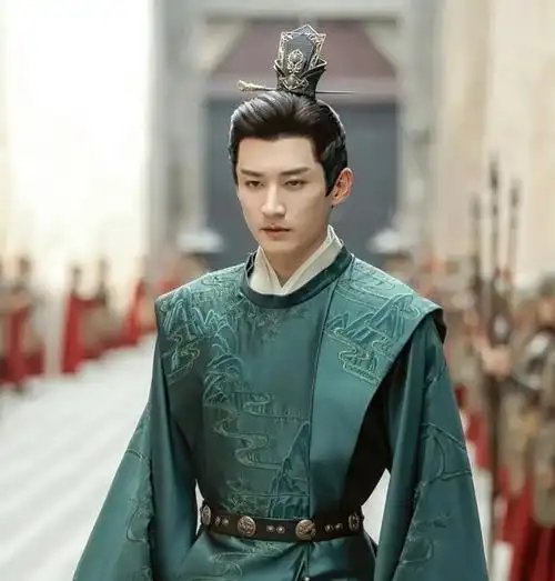演员,自从他出道开始就演了很多古装电视,也被大家称之为古装美男