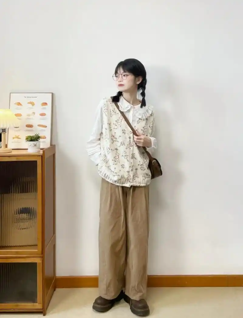 这款森系复古穿搭以碎花为主题,小个子女生也能穿出高挑身材.