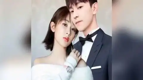 邓伦杨紫的最新合照流出,俩人动作亲密,网友:在一起 (1)