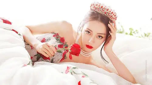 明星迪丽热巴贵气皇冠搭配玫瑰刺绣拖尾白纱裙星尚美图