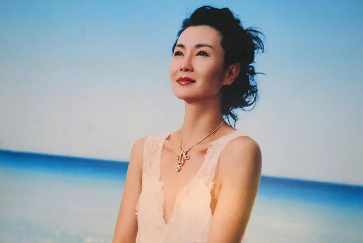 80年代,青春年华的张曼玉的照片,镜头中的她眉目如画,清纯可人,当时她