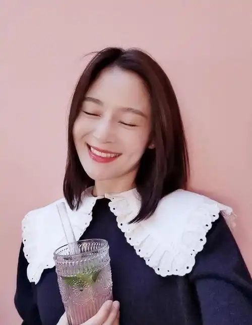 王媛可把高腰裤穿得好美37岁秀小蛮腰粉套装白t瞬减十岁