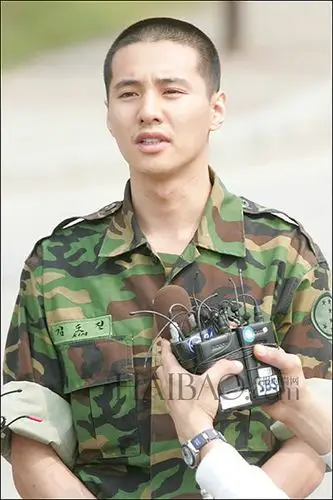 06年因伤退伍记者会上的元斌顶着寸头穿着军装变回了普通人.