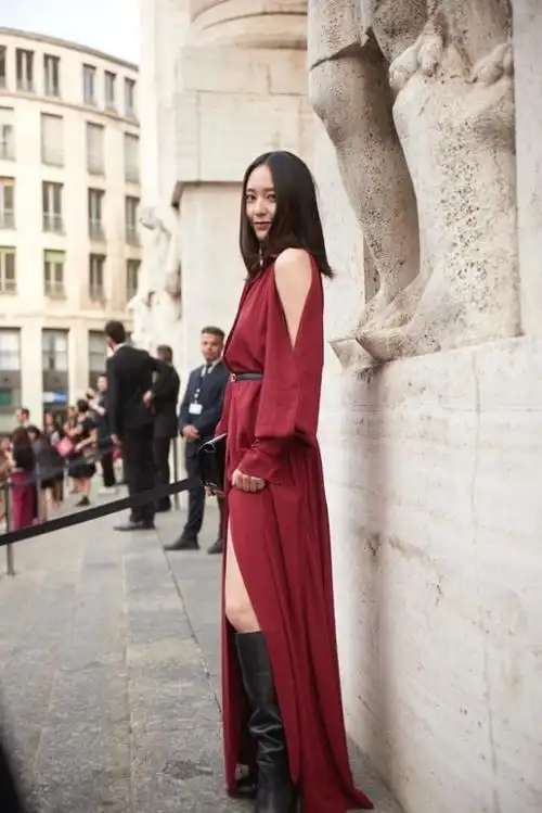 当日,郑秀晶身着一袭飘逸的红色连衣裙,并以黑色长靴相配,优雅性感中