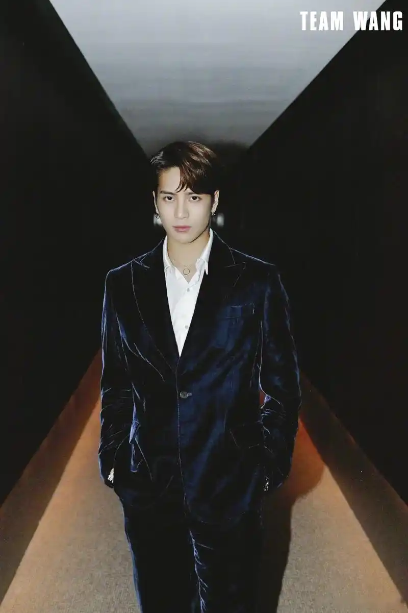 丝绒西装贵公子气质十足,今天也是耀眼的王嘉尔.