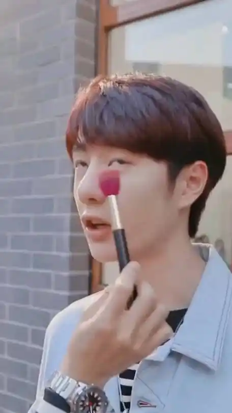 王一博 臭屁又奶凶的小狮子 说韩语可爱得呦|王一博_新浪新闻