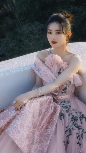 赵丽颖近期造型大盘点!穿身v长裙优雅又性感,显高又显腿长