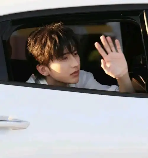 比心 挥手,蔡徐坤奔跑吧第十季录制圆满结束!