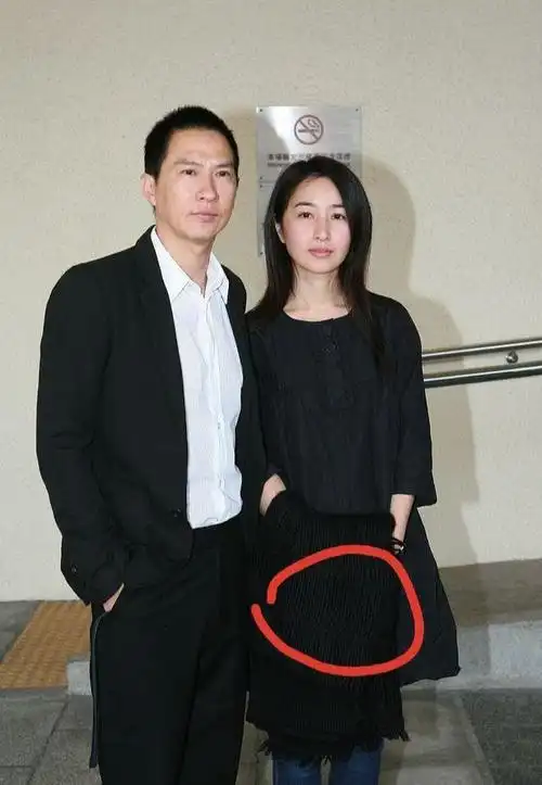 张家辉和老婆亲密现身两个人手牵手真是甜蜜简单穿搭也很时髦