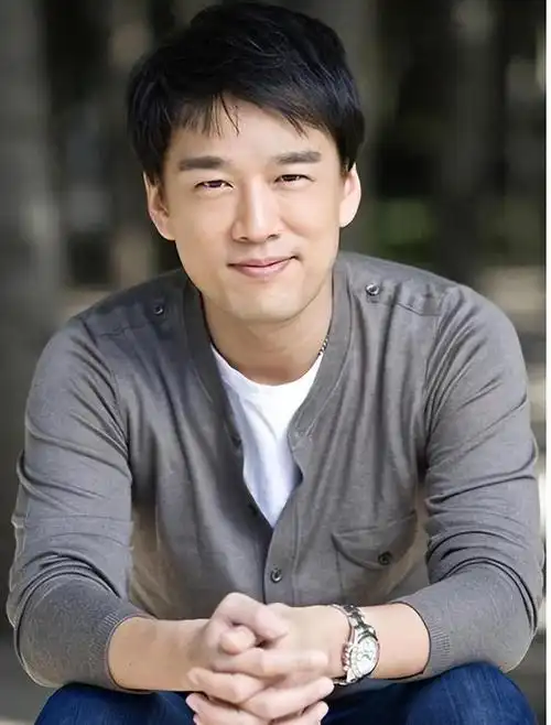 靠"骚浪贱"走红的王耀庆真上头,为了不搬家娶房东女儿做媳妇儿