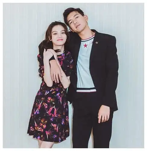 李现跟谁合照都是直男脸唯独遇到她网友捂嘴卖萌是真爱