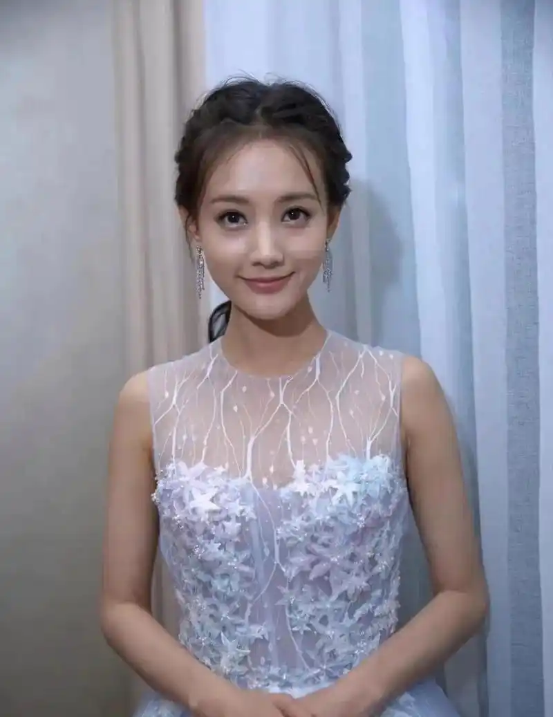 李一桐五官生的好看,妈生脸看着很自然,比整容脸耐看多了!