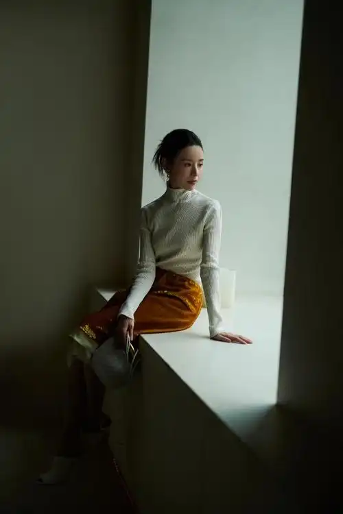 董洁盘发造型简约干练 侧颜优越精致迷人