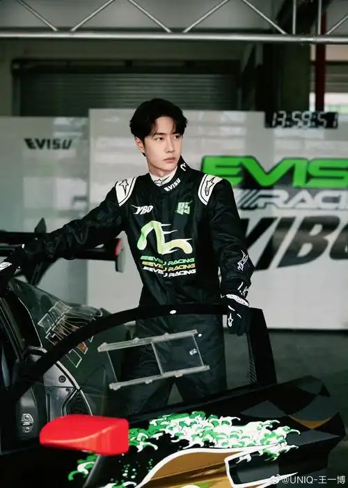 王一博赛车手酷炫大片来袭定制赛车服好帅